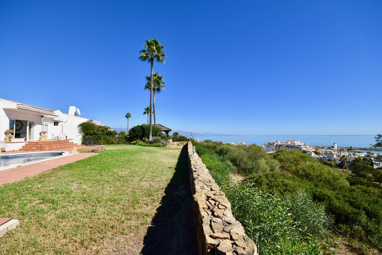 Villa in prime location, front-line golf, with stunning sea views in Duquesa!