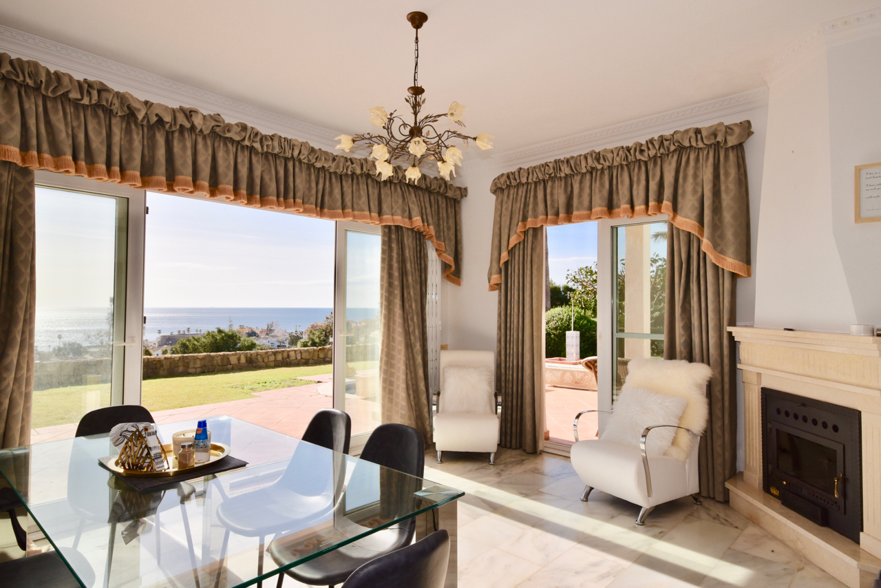 Villa in prime location, front-line golf, with stunning sea views in Duquesa!