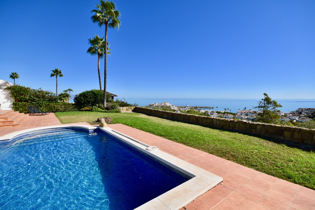 Villa in prime location, front-line golf, with stunning sea views in Duquesa!