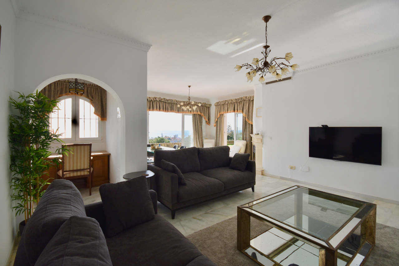 Villa in prime location, front-line golf, with stunning sea views in Duquesa!