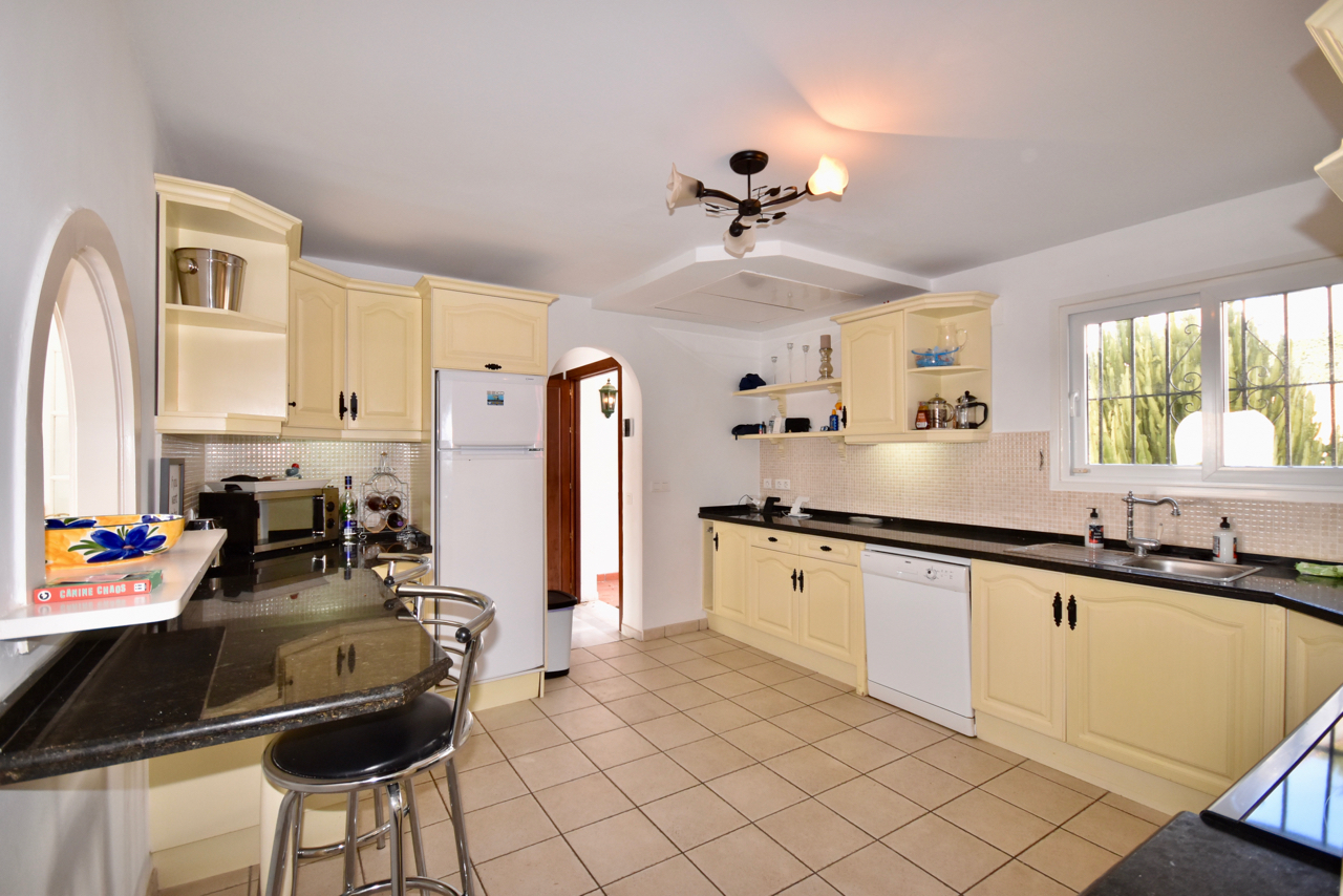 Villa in prime location, front-line golf, with stunning sea views in Duquesa!