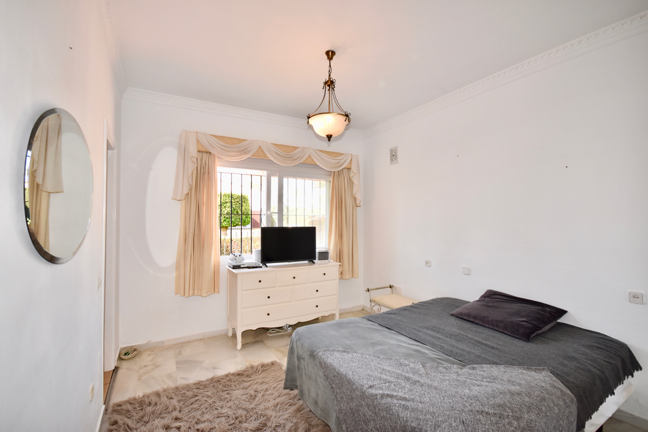Villa in prime location, front-line golf, with stunning sea views in Duquesa!