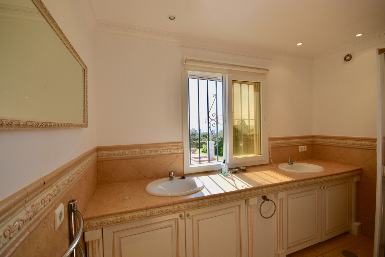 Villa in prime location, front-line golf, with stunning sea views in Duquesa!
