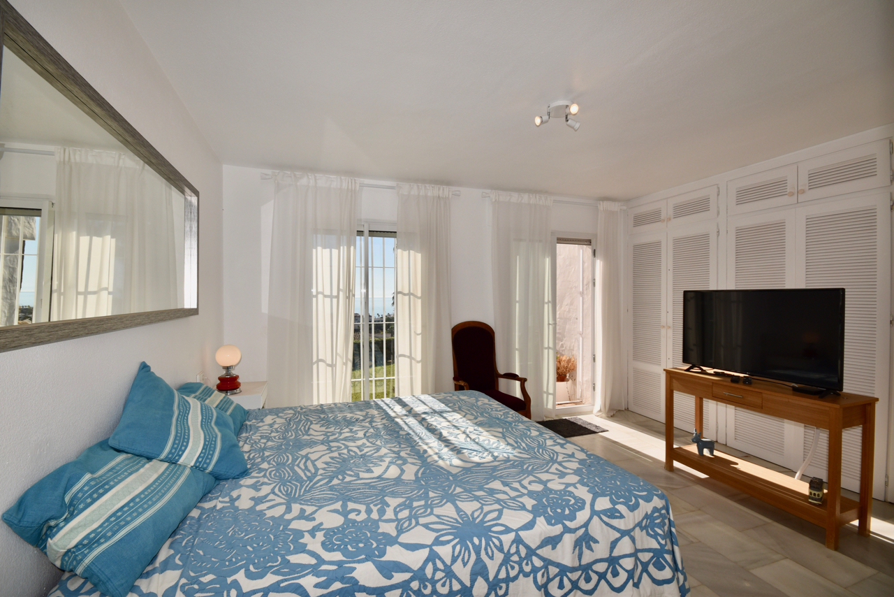 Large corner duplex townhouse with sea view and in walking distance to the Marina of La Duquesa!
