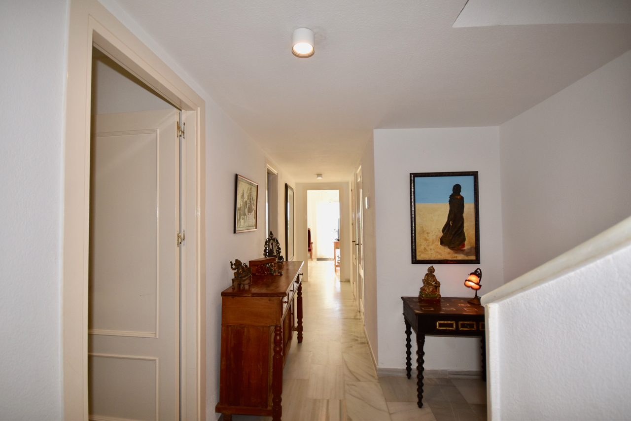 Large corner duplex townhouse with sea view and in walking distance to the Marina of La Duquesa!