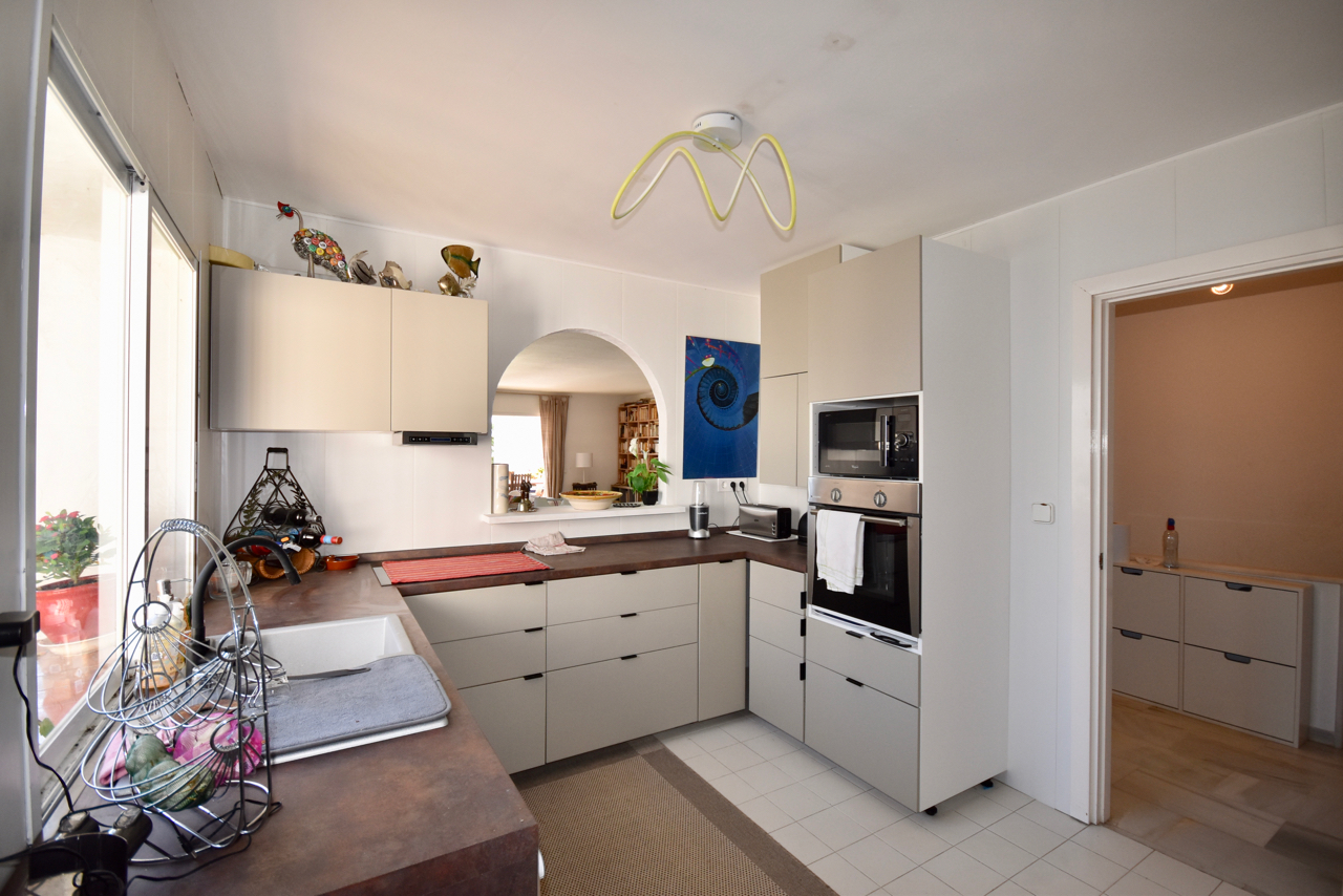 Large corner duplex townhouse with sea view and in walking distance to the Marina of La Duquesa!