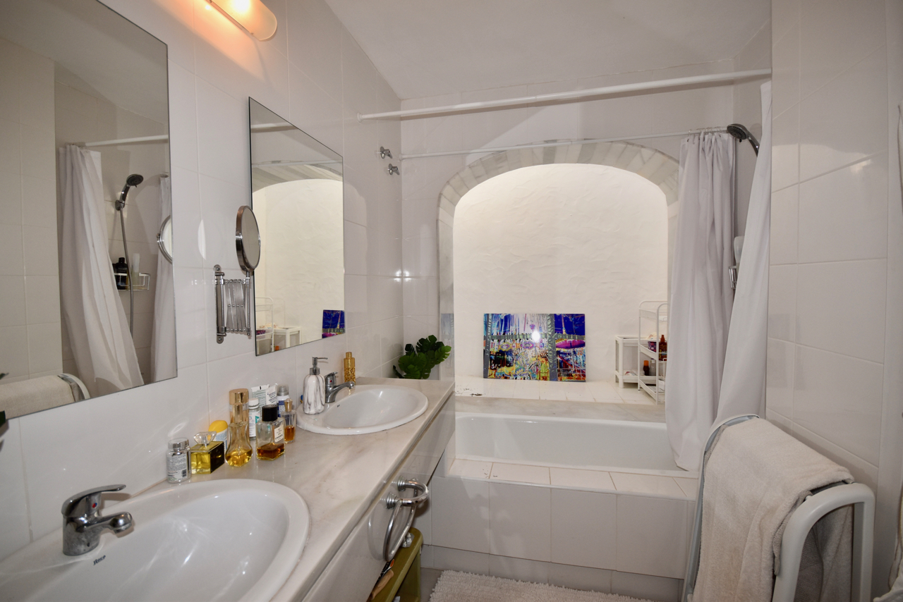 Large corner duplex townhouse with sea view and in walking distance to the Marina of La Duquesa!