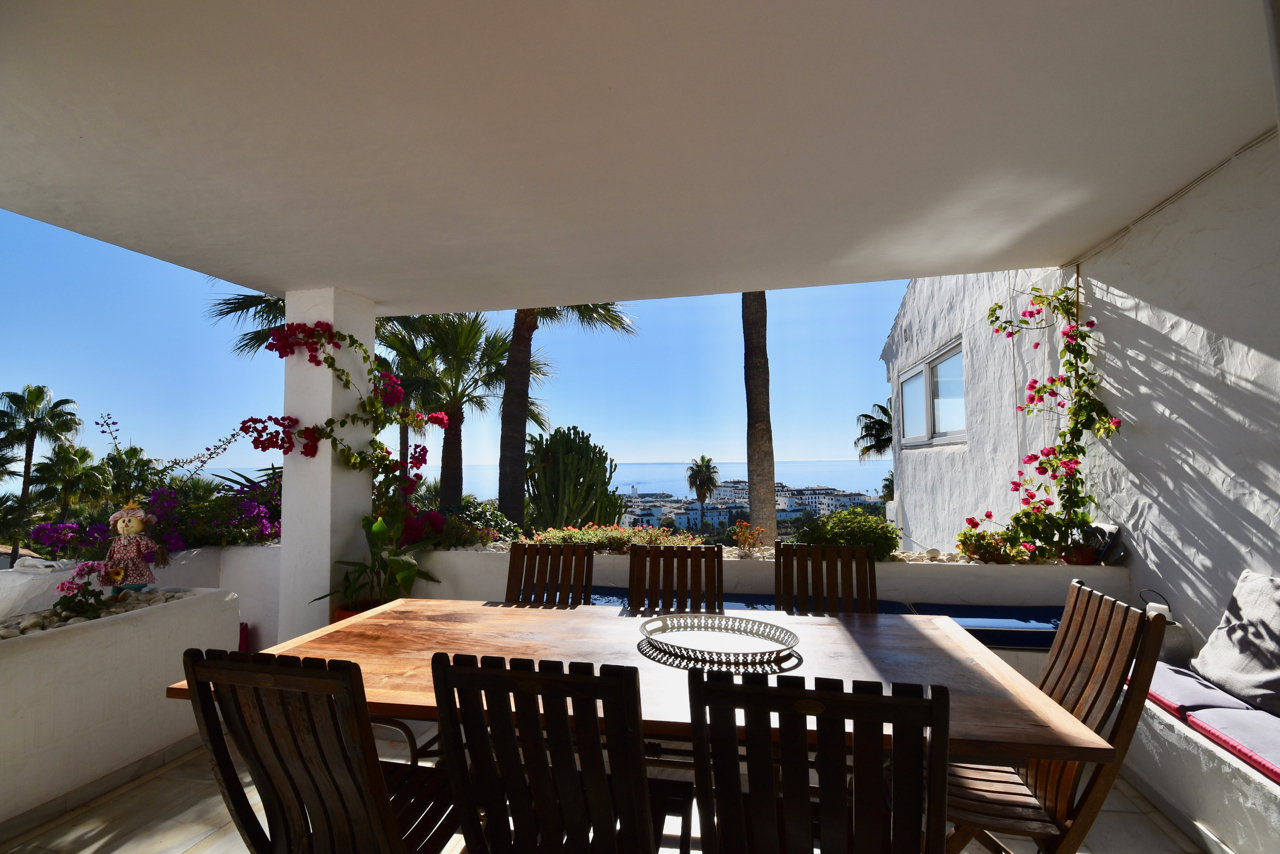 Large corner duplex townhouse with sea view and in walking distance to the Marina of La Duquesa!