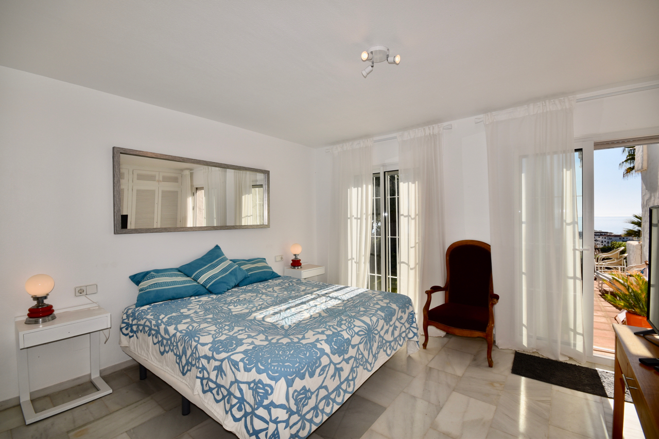Large corner duplex townhouse with sea view and in walking distance to the Marina of La Duquesa!
