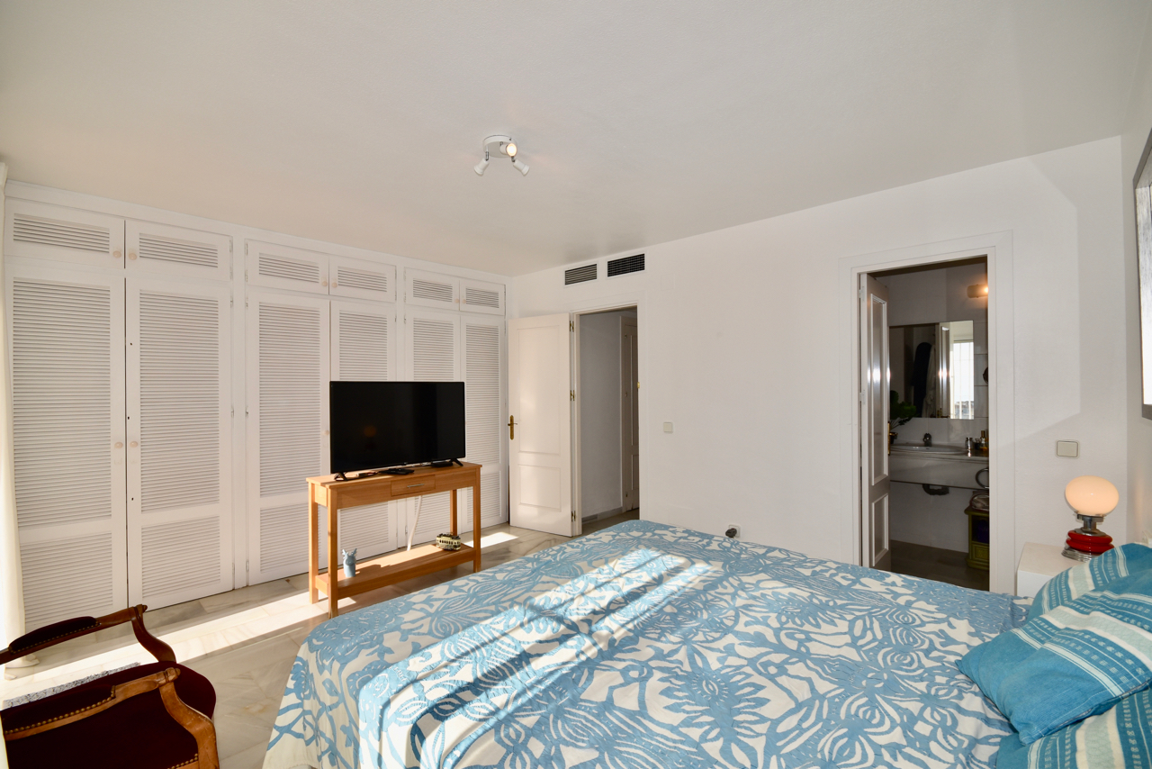 Large corner duplex townhouse with sea view and in walking distance to the Marina of La Duquesa!
