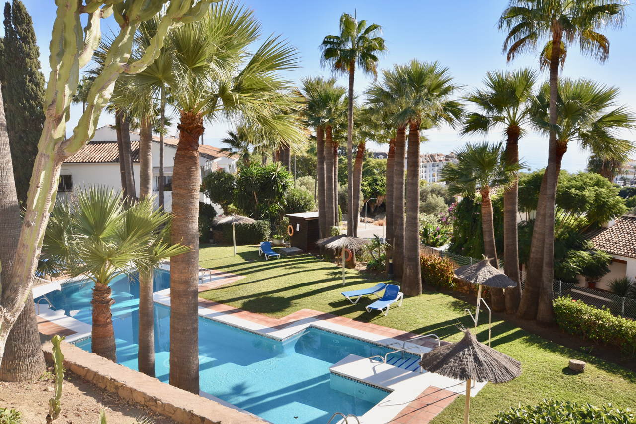 Large corner duplex townhouse with sea view and in walking distance to the Marina of La Duquesa!