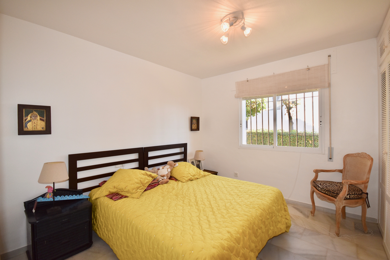 Large corner duplex townhouse with sea view and in walking distance to the Marina of La Duquesa!