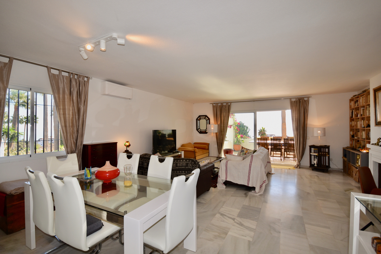 Large corner duplex townhouse with sea view and in walking distance to the Marina of La Duquesa!
