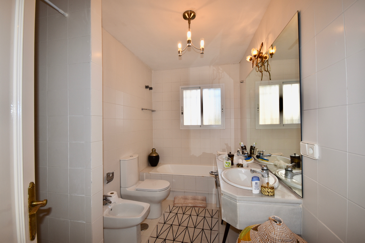 Large corner duplex townhouse with sea view and in walking distance to the Marina of La Duquesa!