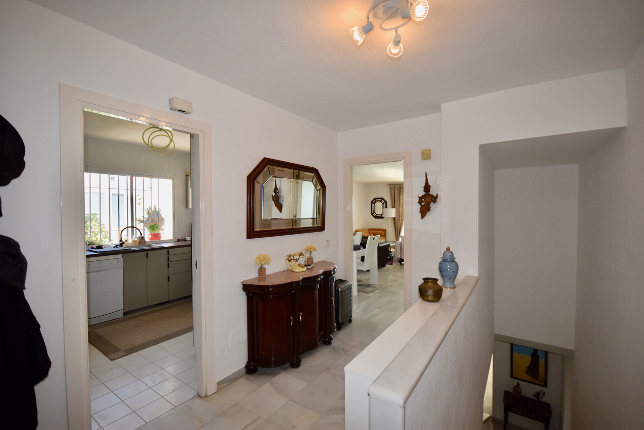 Large corner duplex townhouse with sea view and in walking distance to the Marina of La Duquesa!