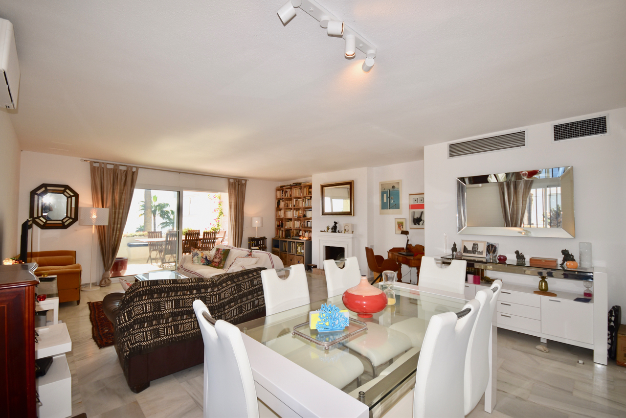 Large corner duplex townhouse with sea view and in walking distance to the Marina of La Duquesa!