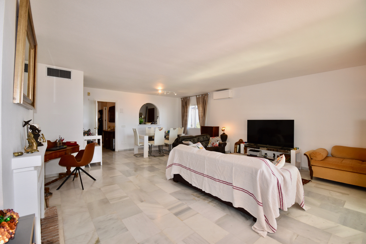 Large corner duplex townhouse with sea view and in walking distance to the Marina of La Duquesa!