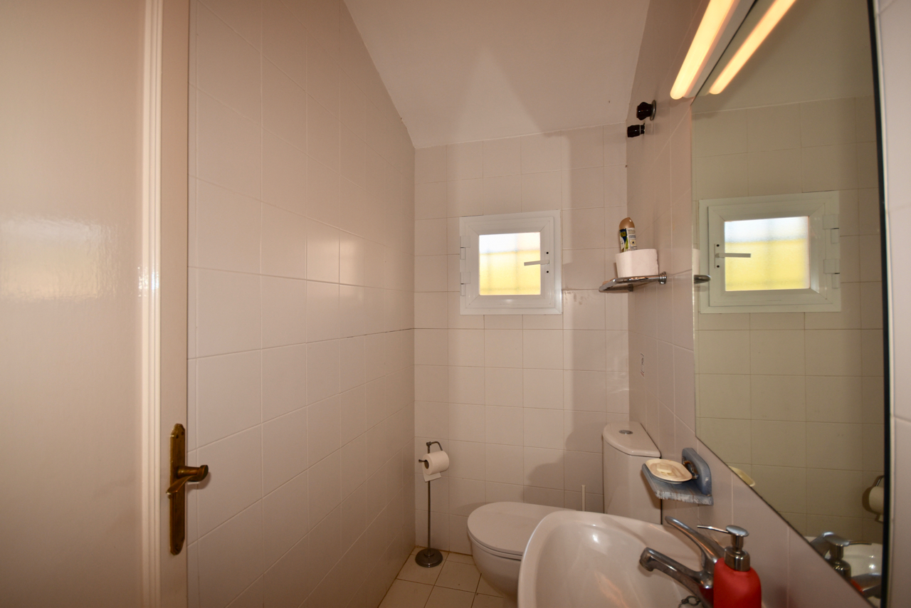 Large corner duplex townhouse with sea view and in walking distance to the Marina of La Duquesa!