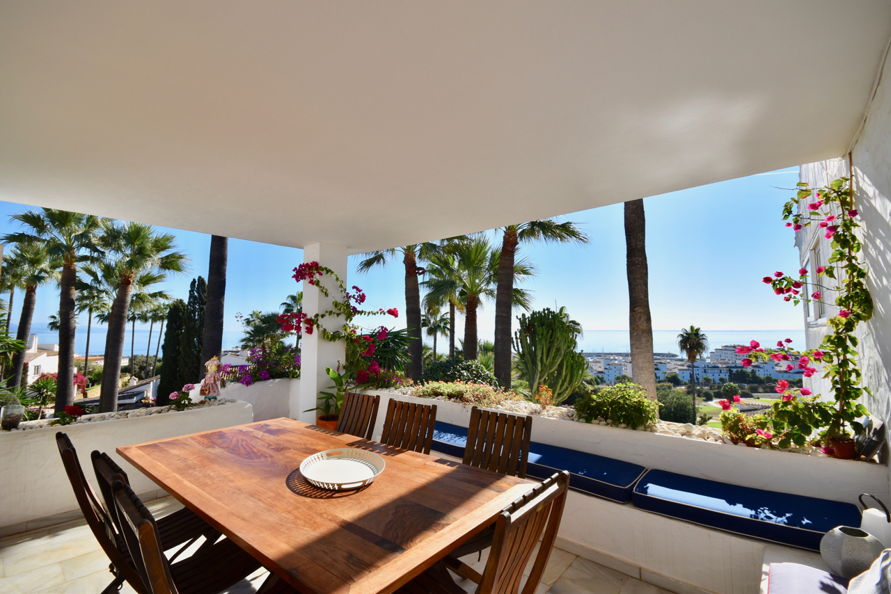Large corner duplex townhouse with sea view and in walking distance to the Marina of La Duquesa!
