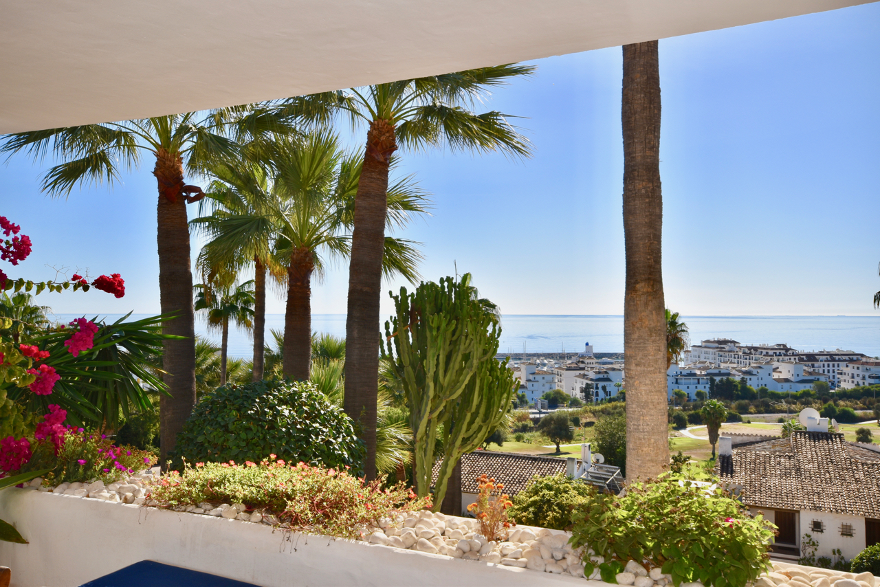 Large corner duplex townhouse with sea view and in walking distance to the Marina of La Duquesa!