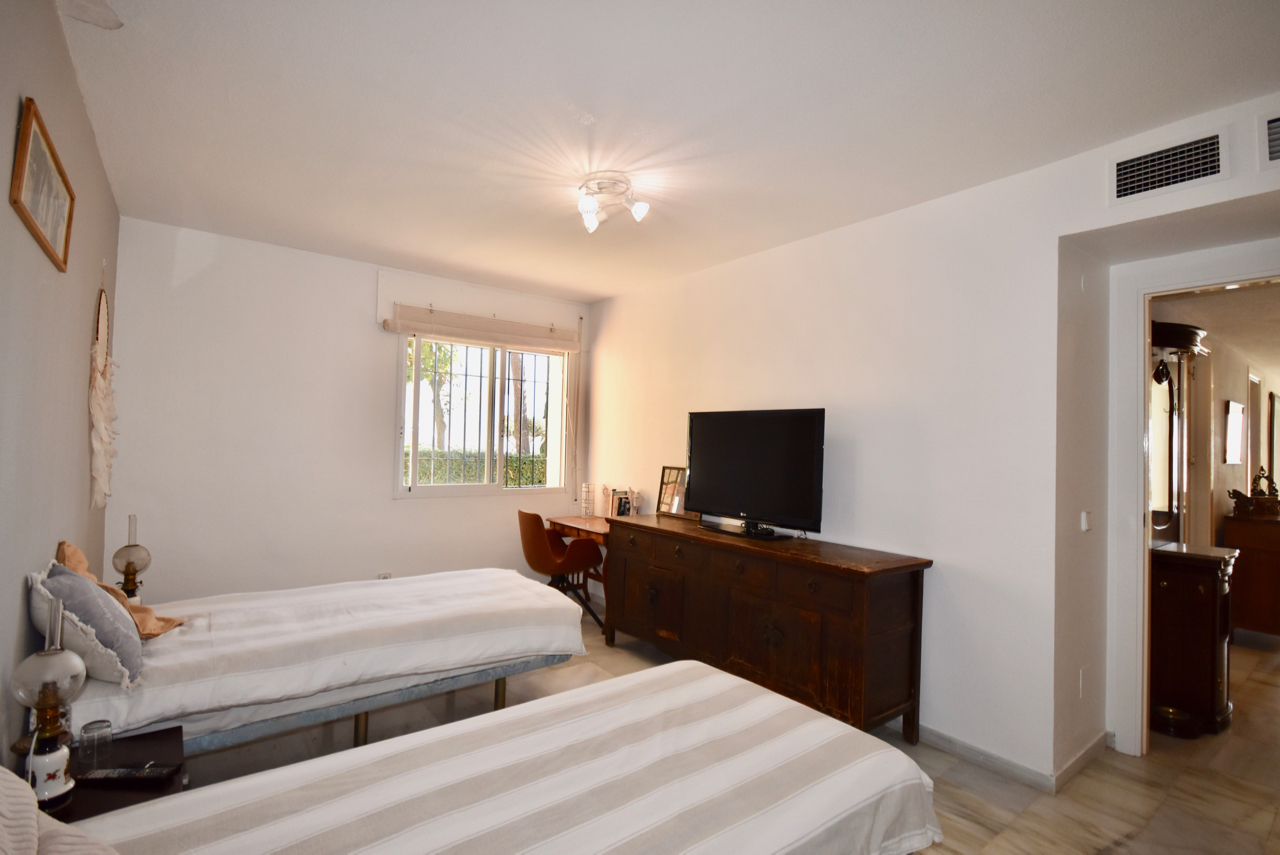 Large corner duplex townhouse with sea view and in walking distance to the Marina of La Duquesa!