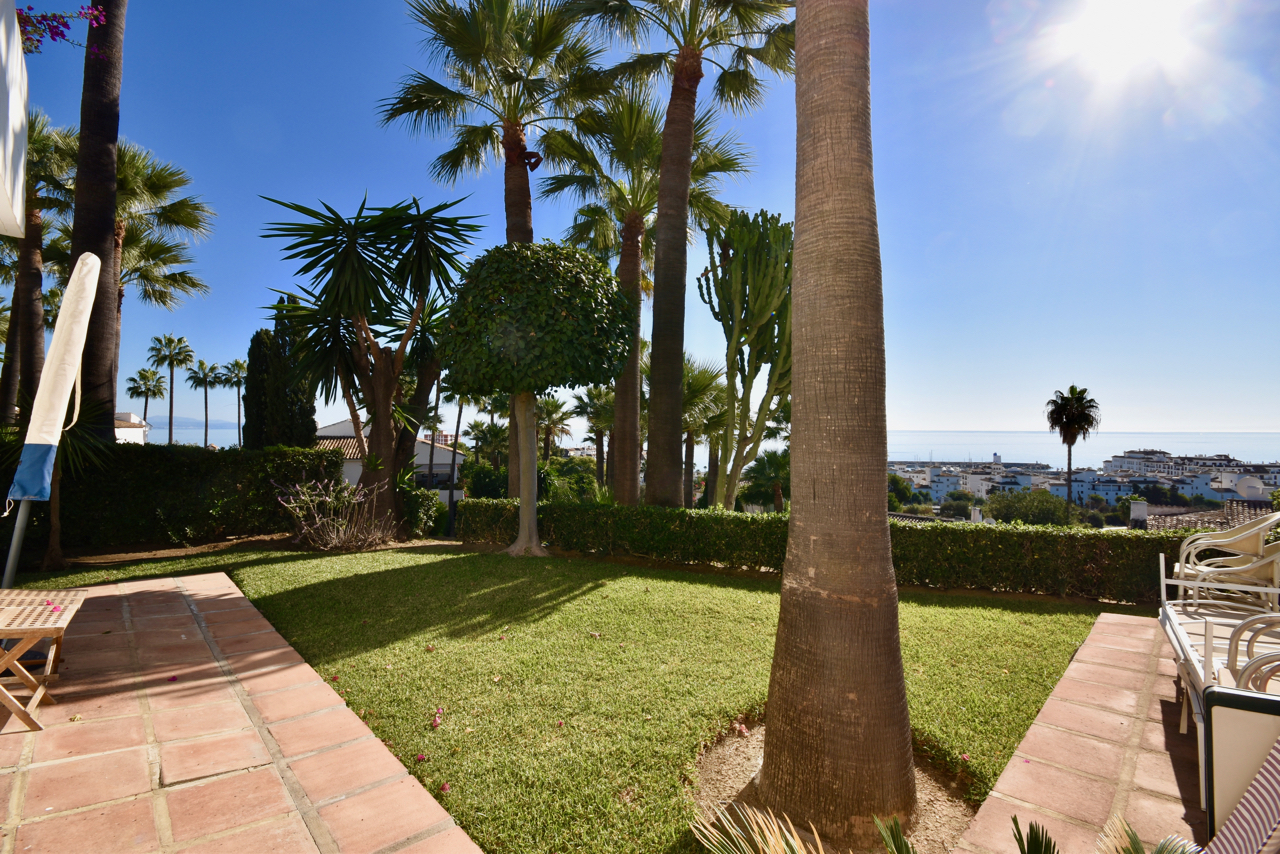 Large corner duplex townhouse with sea view and in walking distance to the Marina of La Duquesa!