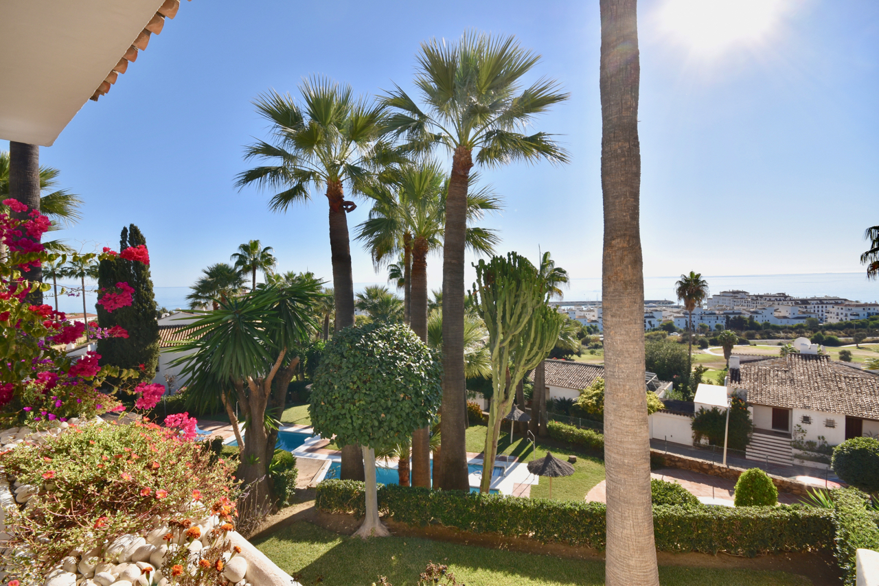 Large corner duplex townhouse with sea view and in walking distance to the Marina of La Duquesa!
