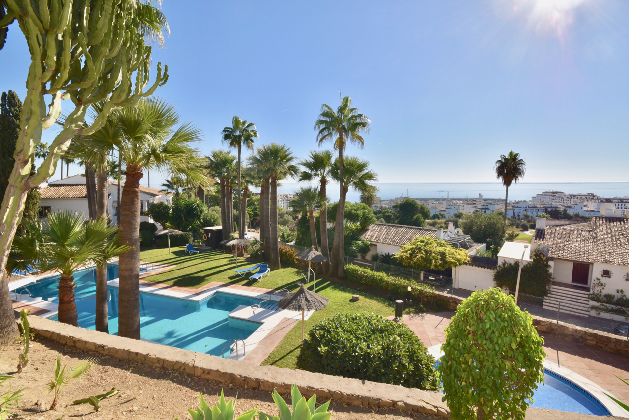 Large corner duplex townhouse with sea view and in walking distance to the Marina of La Duquesa!