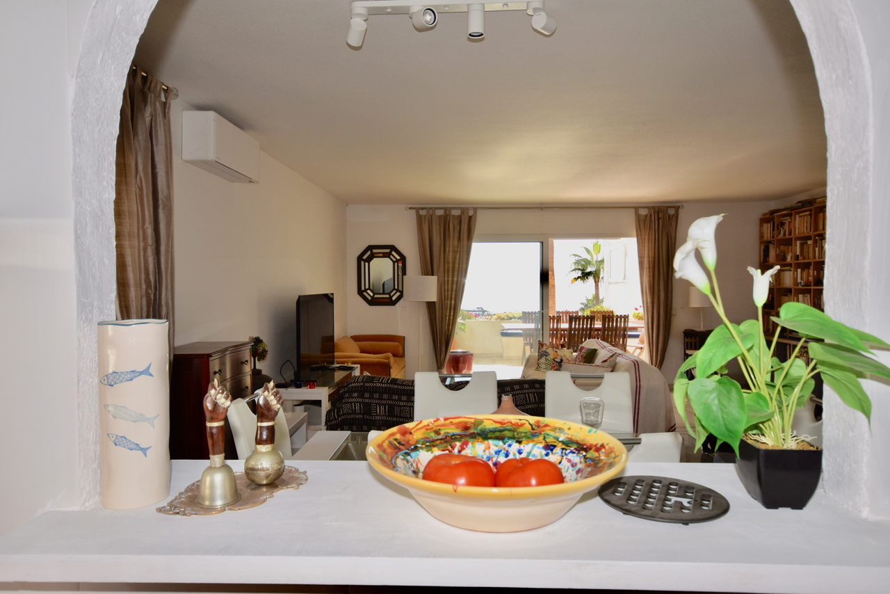 Large corner duplex townhouse with sea view and in walking distance to the Marina of La Duquesa!