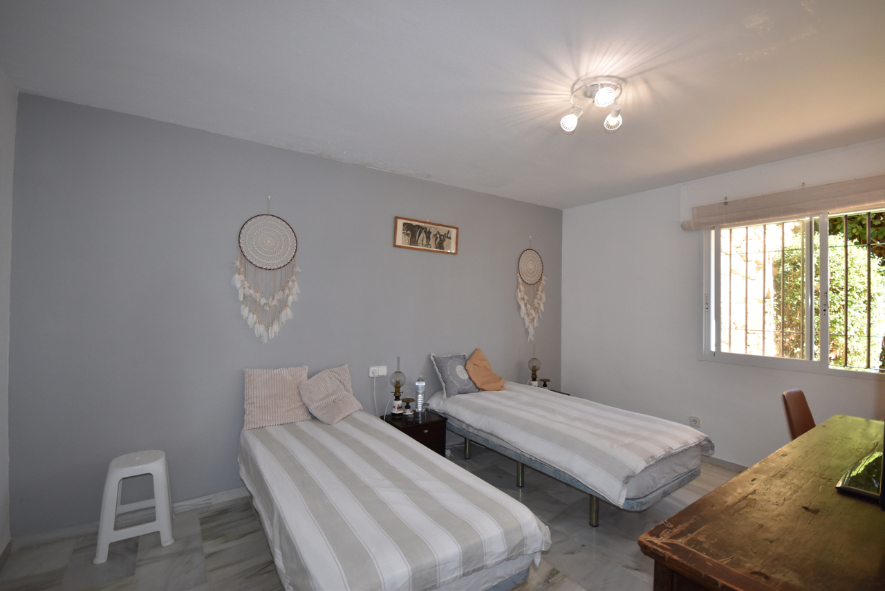 Large corner duplex townhouse with sea view and in walking distance to the Marina of La Duquesa!