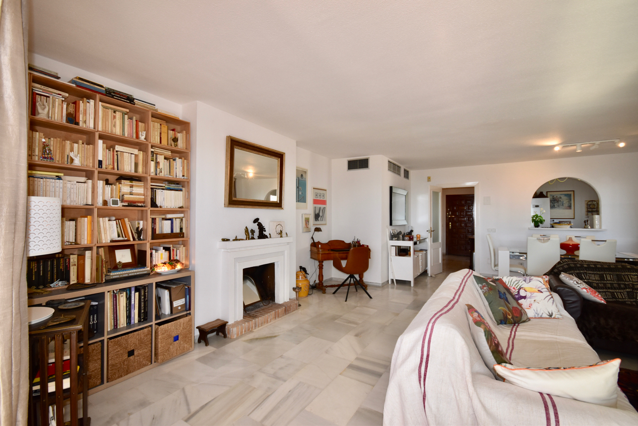 Large corner duplex townhouse with sea view and in walking distance to the Marina of La Duquesa!