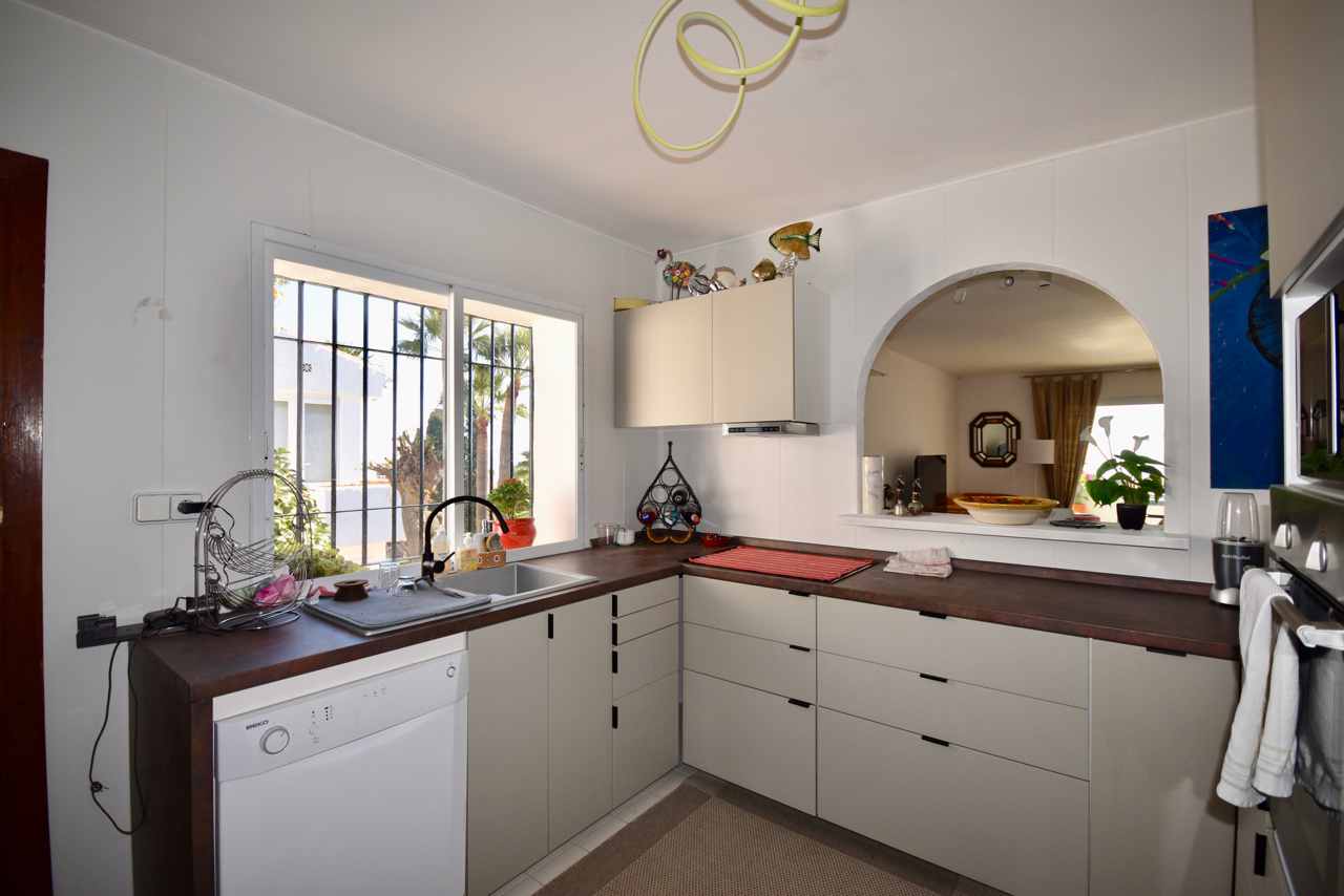 Large corner duplex townhouse with sea view and in walking distance to the Marina of La Duquesa!