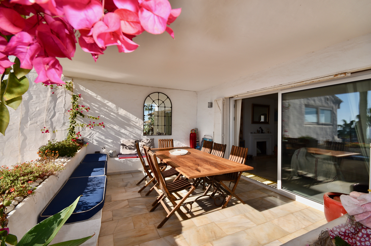 Large corner duplex townhouse with sea view and in walking distance to the Marina of La Duquesa!