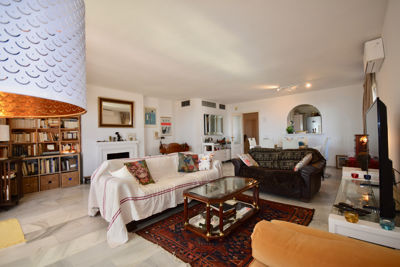 Large corner duplex townhouse with sea view and in walking distance to the Marina of La Duquesa!