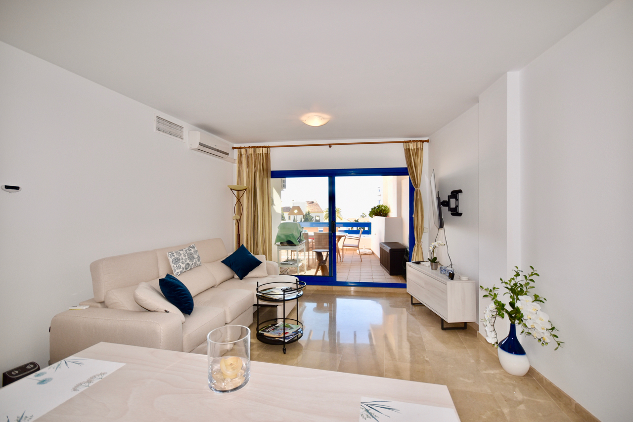 Appartement moderne et bien entretenu avec vue sur la mer à Duquesa Suites