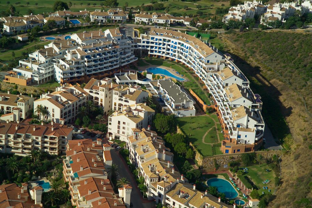 Appartement moderne et bien entretenu avec vue sur la mer à Duquesa Suites