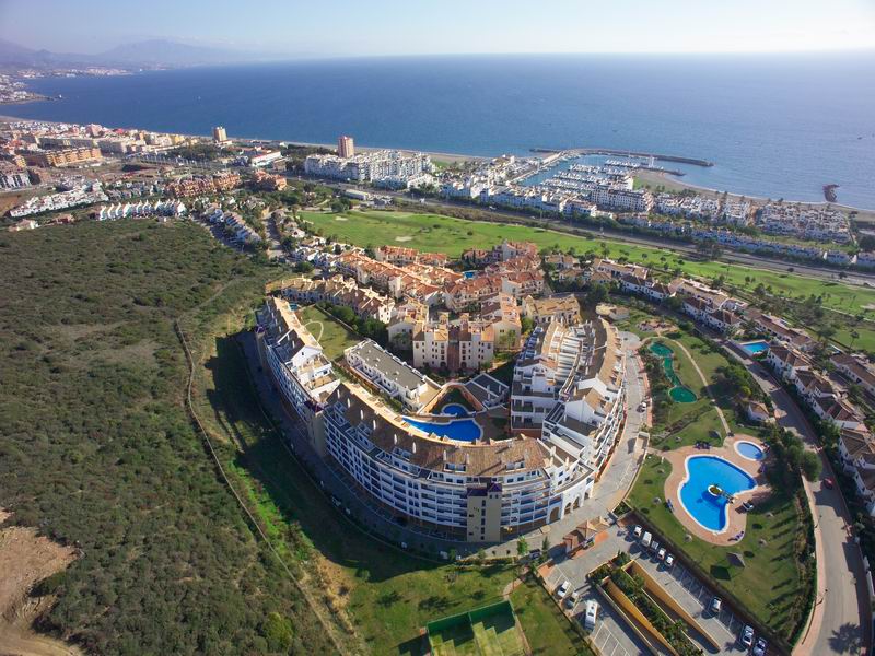 Moderne und gepflegte Wohnung mit Meerblick in Duquesa Suites