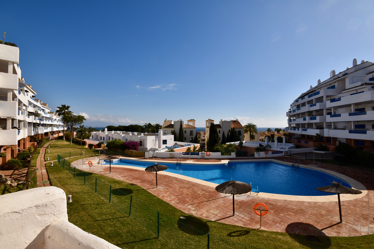 Appartement moderne et bien entretenu avec vue sur la mer à Duquesa Suites