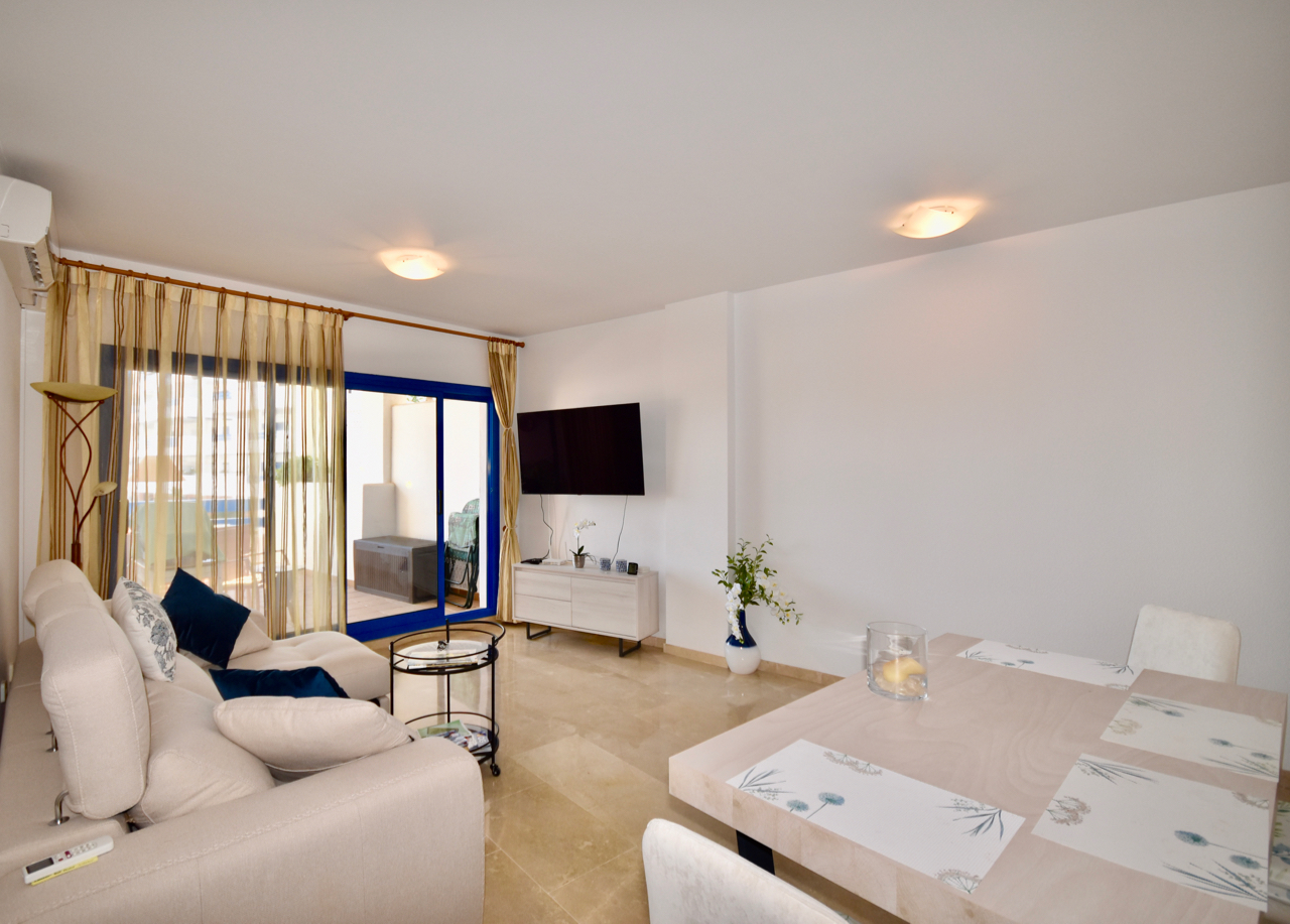 Moderne und gepflegte Wohnung mit Meerblick in Duquesa Suites