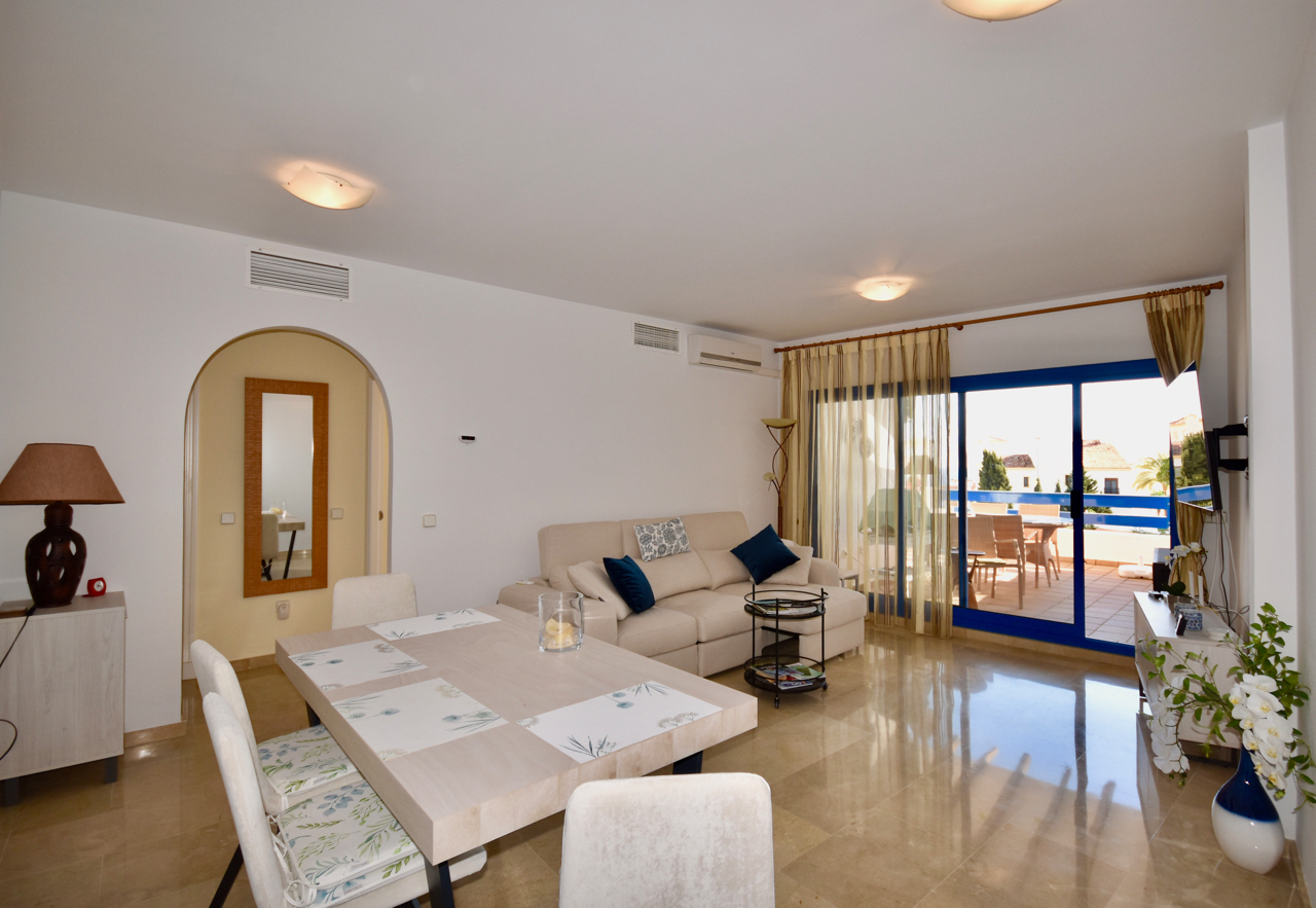 Modern and well-kept apartment with sea views in Duquesa Suites