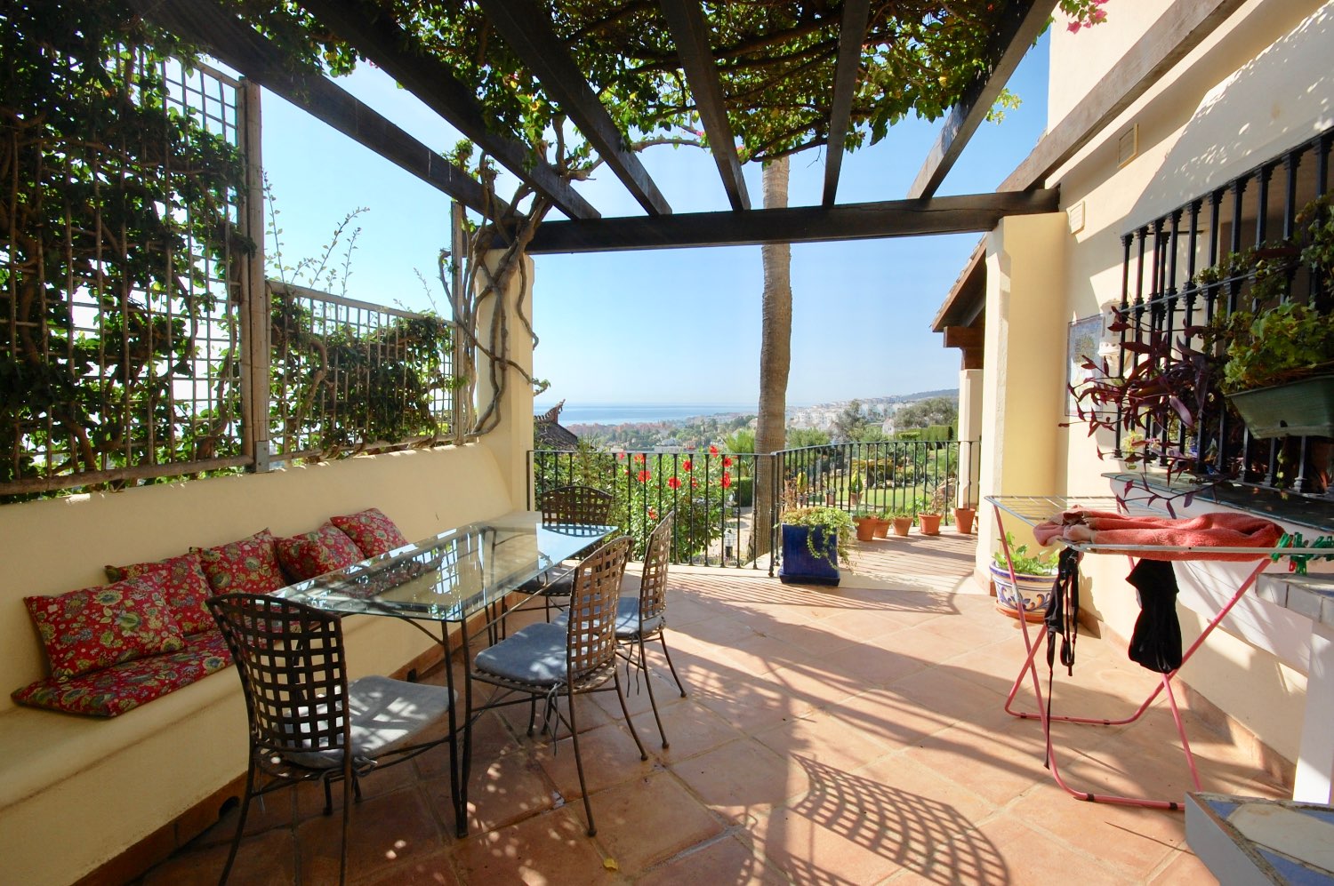 Villa de lujo con vistas al puerto deportivo, al campo de golf y al mar!