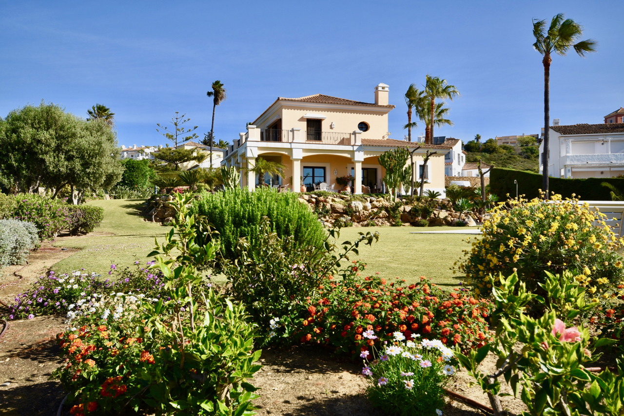 ¡Lujosa villa de estilo andaluz con impresionantes vistas al jardín y al mar en La Duquesa!