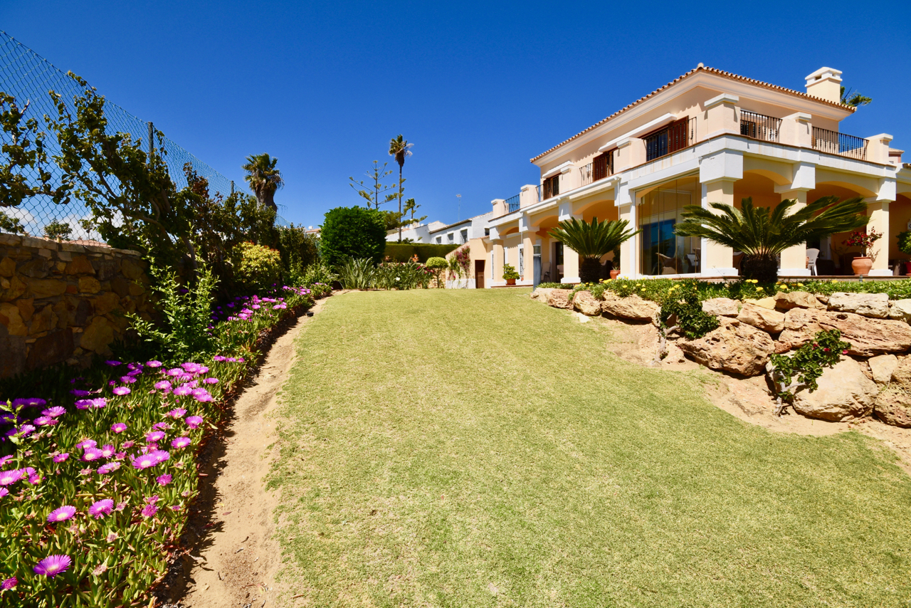 Villa de luxe de style andalou avec vue imprenable sur le jardin et la mer à La Duquesa!