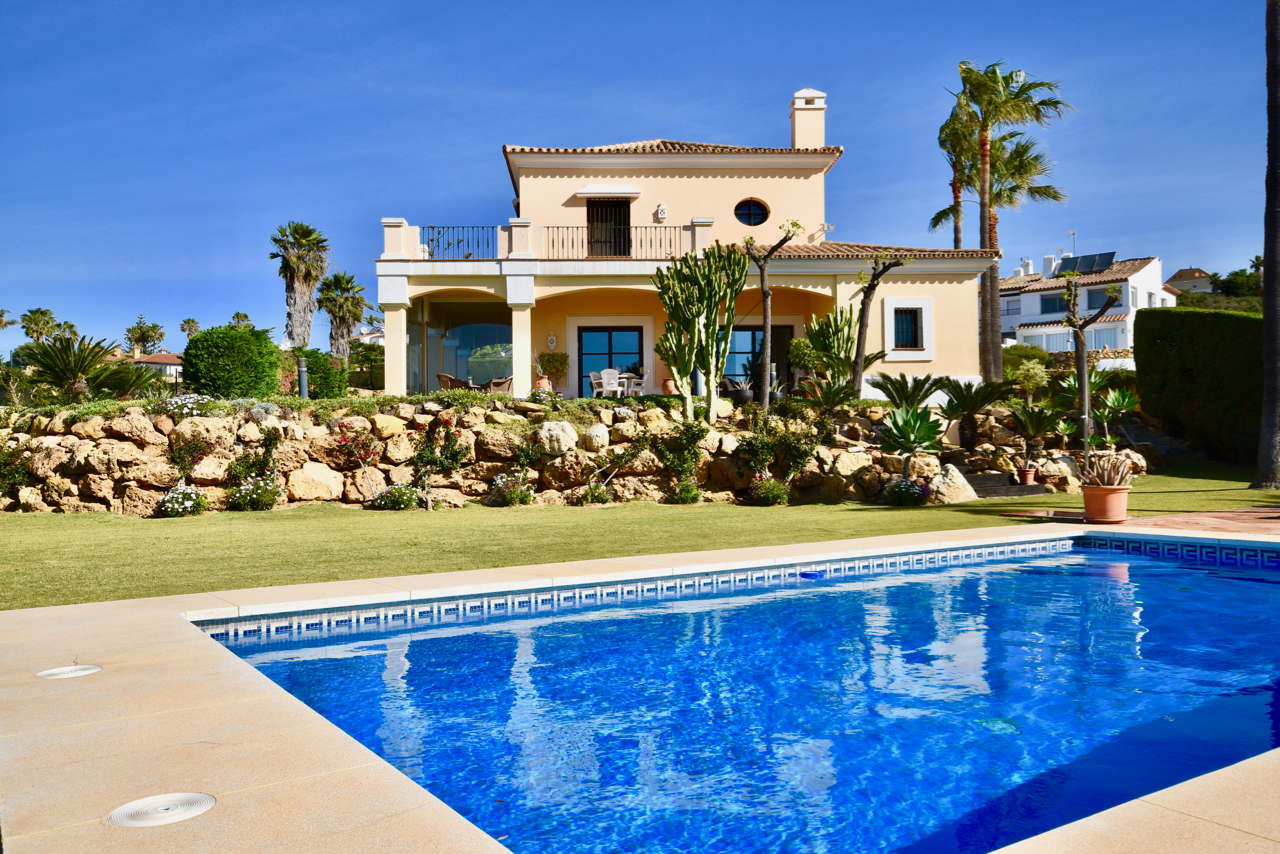 Luxury Andalusian style Villa with stunning garden and sea views in La Duquesa!