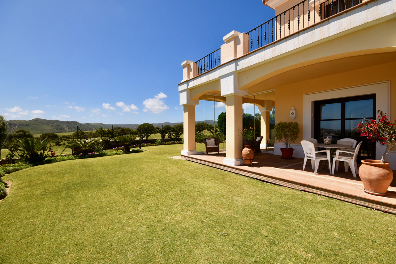 Villa de luxe de style andalou avec vue imprenable sur le jardin et la mer à La Duquesa!