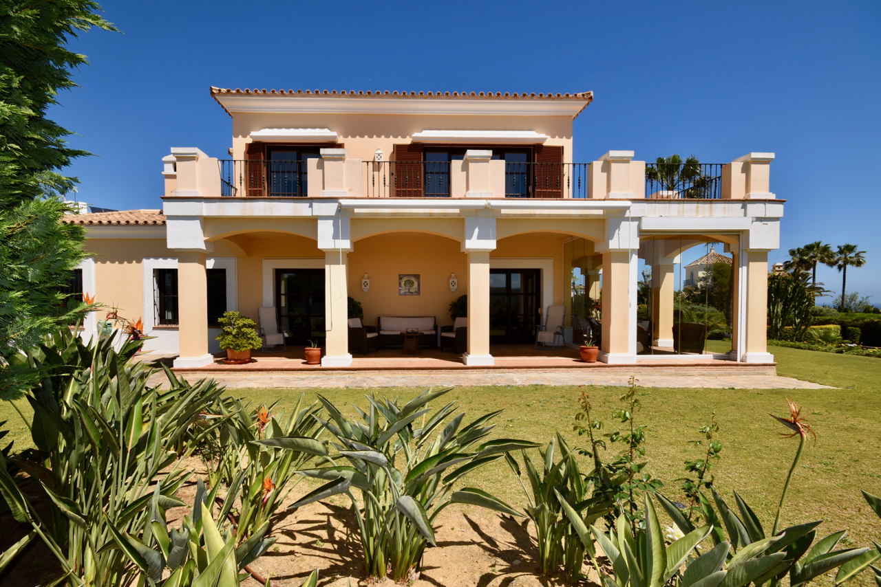 ¡Lujosa villa de estilo andaluz con impresionantes vistas al jardín y al mar en La Duquesa!