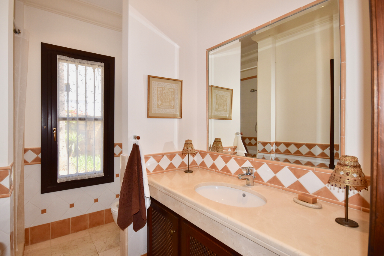 Luxury Andalusian style Villa with stunning garden and sea views in La Duquesa!