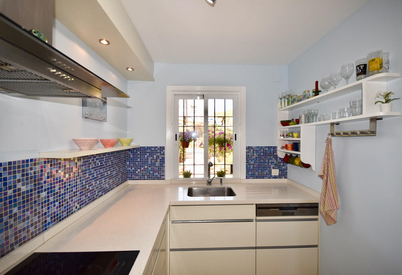 Belle maison de ville rénovée avec vue imprenable sur la mer à La Duquesa!