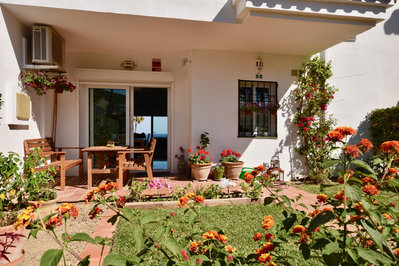 Belle maison de ville rénovée avec vue imprenable sur la mer à La Duquesa!