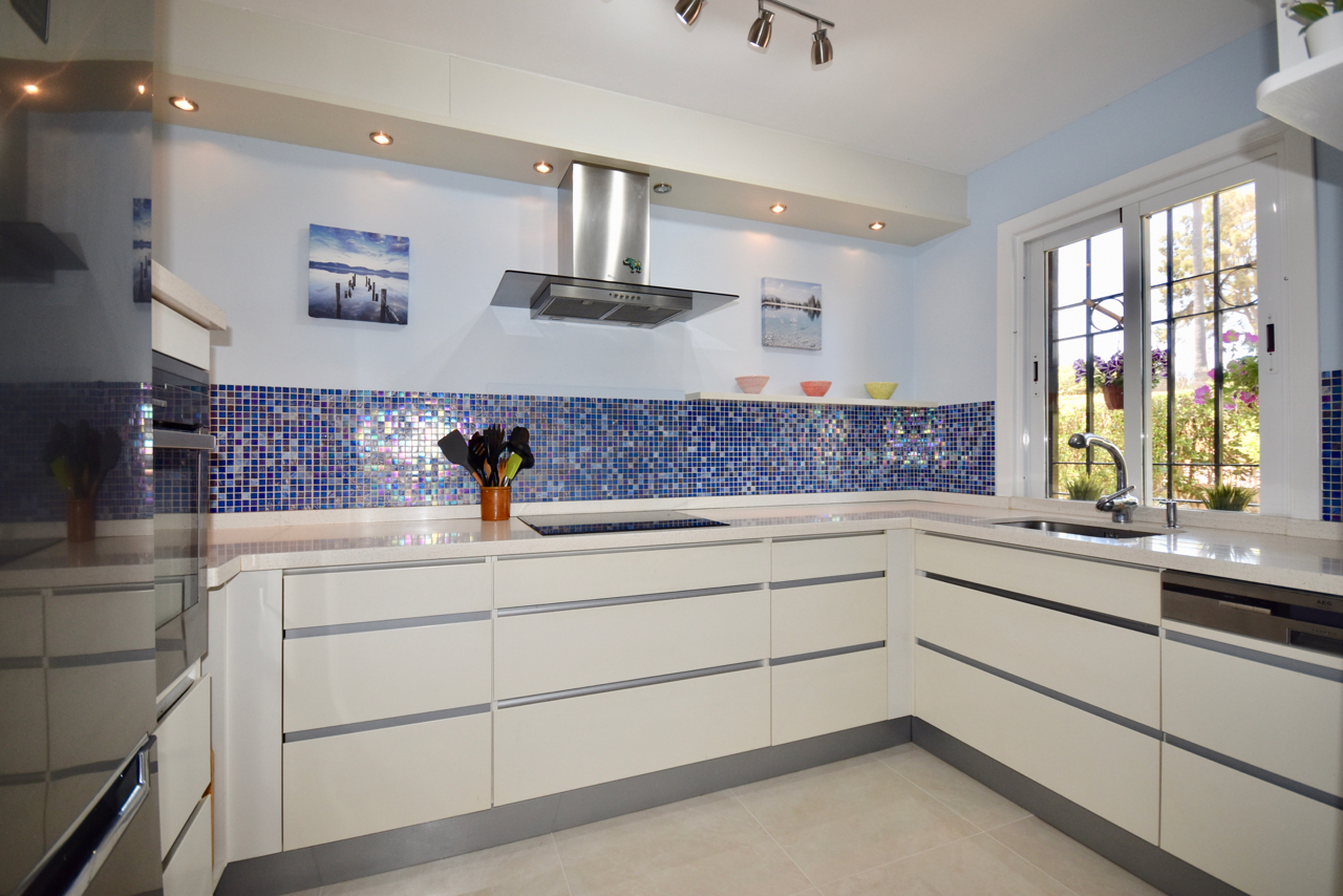 Belle maison de ville rénovée avec vue imprenable sur la mer à La Duquesa!